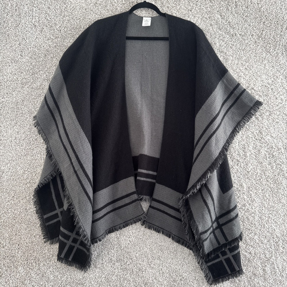 Woolrich Reversible Poncho Wrap Gray Black Fringe Shawl‎ One Size Acrylic F18